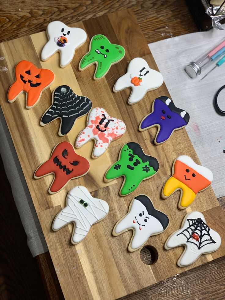 Dental Hygiene Cookies Decorated, Dental Fall Decor, Teeth Cookies Decorated, Pumpkin Painting Ideas Dental, Dental Office Halloween Decorations, Dentist Halloween Decorations, Dental Halloween Ideas, Tooth Cookies Decorated, Dental Office Halloween