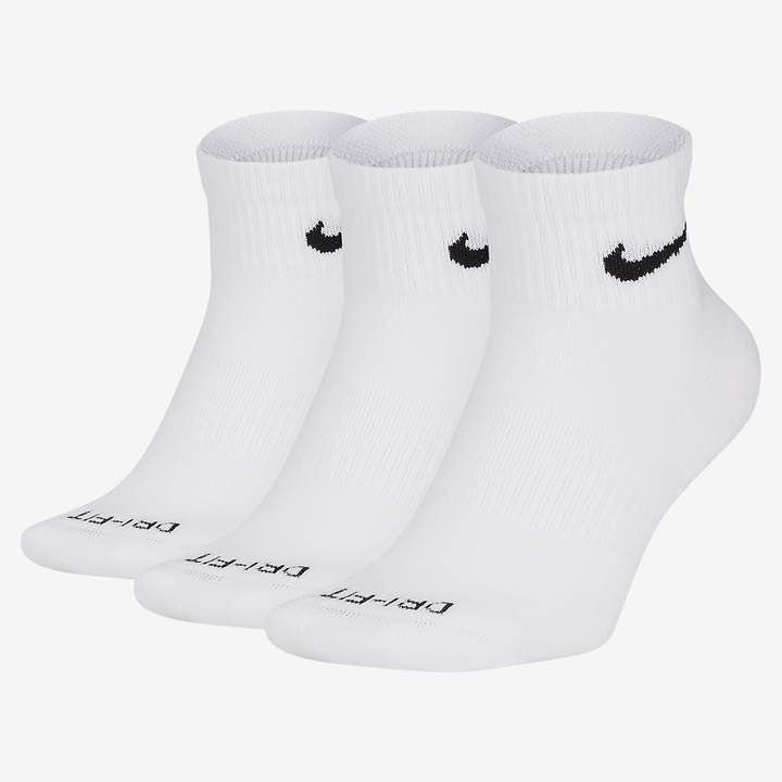 Nike Training Cushion Ankle Socks (3 Pairs Everyday Plus Nike Ankle Socks Outfit, Nike Socks Women, Ankle Socks Outfit, Nike Ankle Socks, Sock Outfits, Sweatpants Outfit, Nike Socks, Xmas List, White Socks