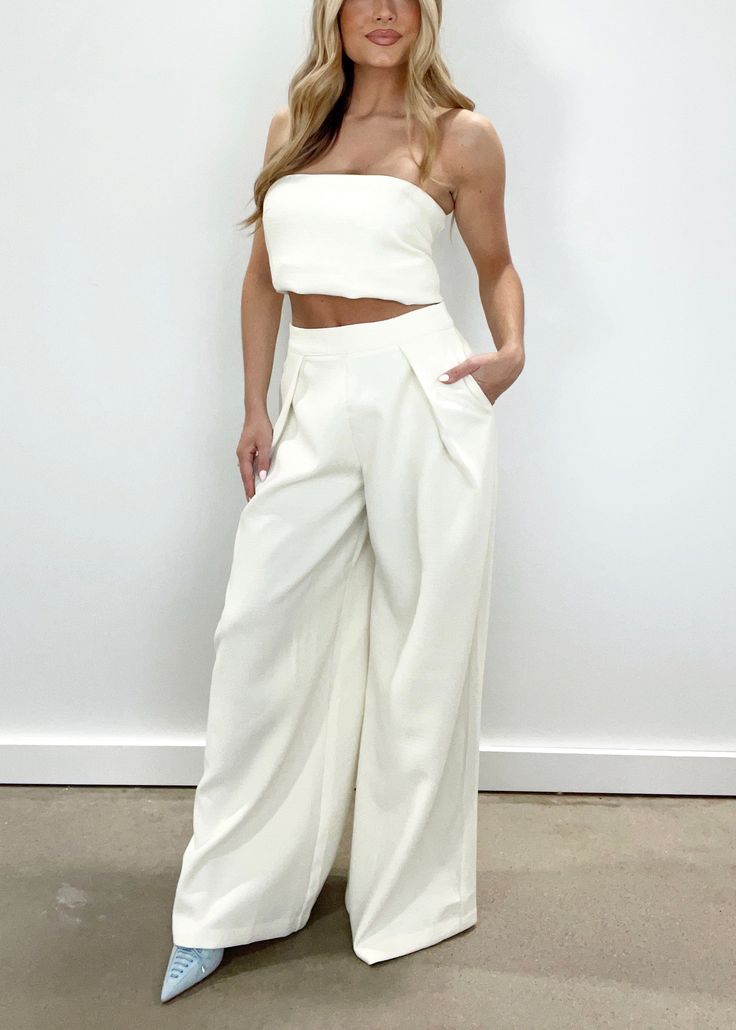 Ivory Chic Pleated Summer Pants, Chic Wide Leg Pants For Day Out, Chic Wide Leg Cargo Pants, Chic Wide Leg Pants For Loungewear, White Wide Leg Pants For Summer Night Out, Chic High-waisted Wide Leg Pants For Day Out, Chic Bottoms For Day Out, Chic White Pants For Night Out, Spring Date Night Pants With Pockets