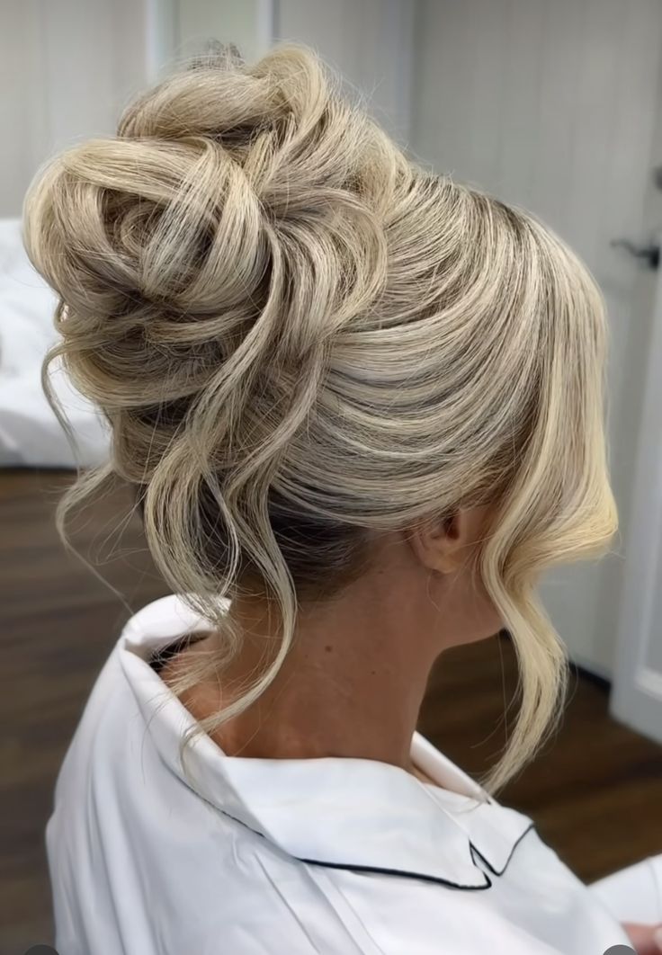 Bride Hairstyles Volume, Wedding Hair Updo With Pearls, Hair Up Do Ideas, Bridesmaid Messy Updo, Pamela Anderson Wedding Hair, Pam Anderson Hair Updo Wedding, Bridal Shower Updo, Bride Messy Updo Hairstyles, Updo Bun With Curls