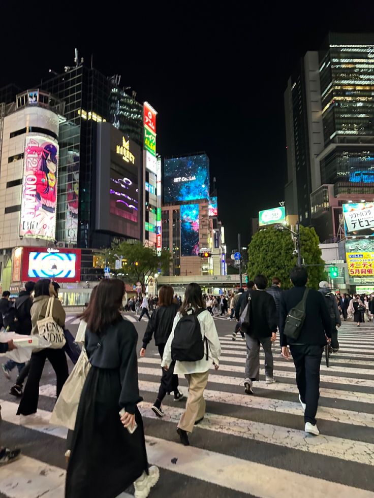 Japanese walking down the streets of shibuya Japanese Life Aesthetic, Asian Life Aesthetic, Japanese Travel Aesthetic, Street Japan, Japanese Tokyo, Japanese Place, Black Japan Aesthetic, Japan Cities, Japan Tokyo City