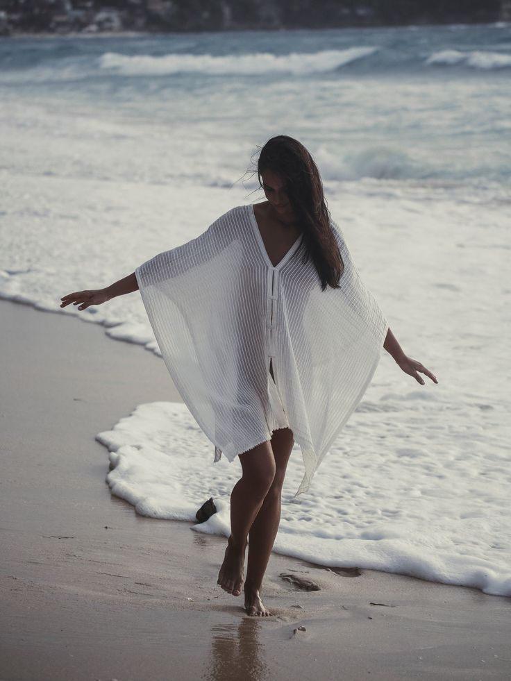 Make a memorable statement by the sea ​or in the lounge with the hand loomed Ava Kimono White Stripes. An asymmetric frayed hem along with side slits, add movement and flow to a roomy drape. Featured artisanal striped motifs woven into its flowy fabric which boasts a linen-like feel. Breathable fibers and naturally built-in cooling properties make this the perfect beach kaftan. - V-neckline- Frayed & asymmetric hem- Side slits- Ultra-soft 100% Turkish cotton- One size fits most How to wear it Th Swimwear Business, Wrangler Clothing, Cute Suits, Beach Kaftan, Tech Wear, Mens Fashion Jewelry, Laptop Tote Bag, July Birthstone Jewelry, August Birthstone Jewelry