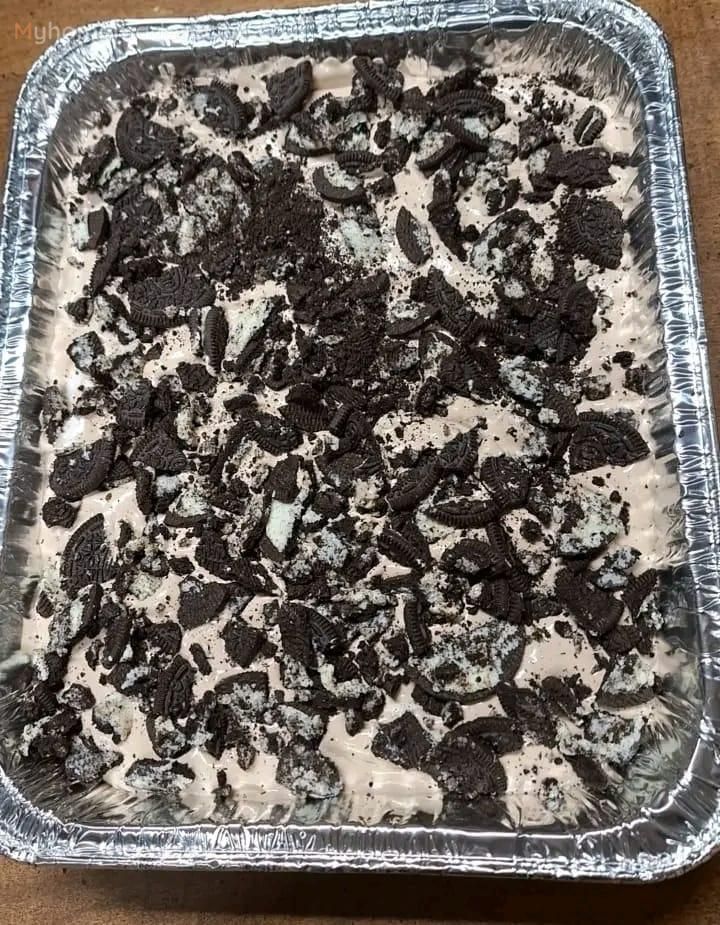 an oreo cookie and cream dessert in a pan