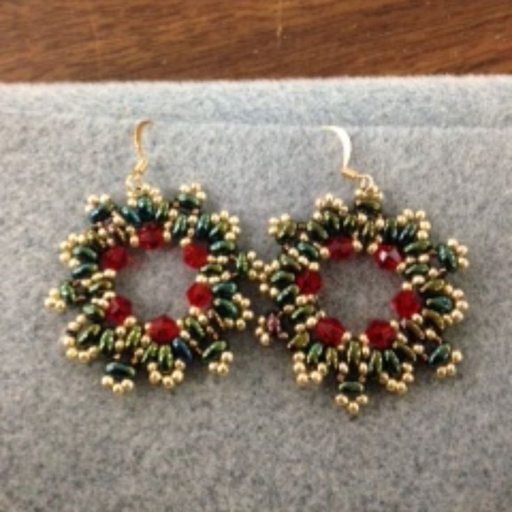 Handmade New Handcrafted Earrings Handmade, Holiday Beaded Jewelry, Christmas Jewelry Ideas, Beaded Christmas Earrings, Christmas Earrings Handmade, Handmade Christmas Wreaths, Superduo Beads, Holiday Beading, Beading Inspiration