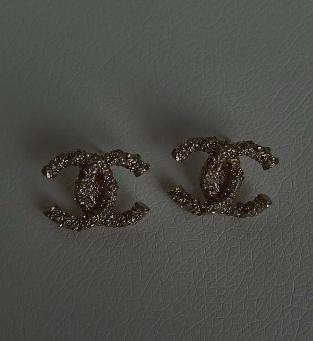 Chanel Earrings Aesthetic, Dior Jewellery, Dope Jewelry Accessories, Jewelry Cute, Dope Jewelry, Chanel Earrings, Classy Jewelry, Girly Jewelry, Jewelry Inspo