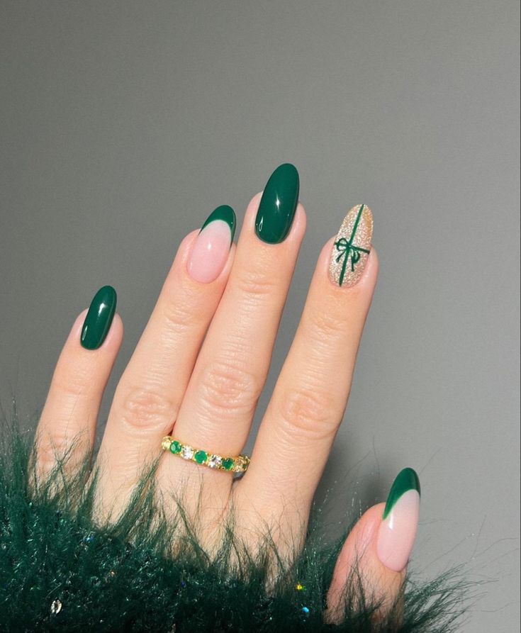 Short Round Acrylic Nails Christmas, Green Christmas Nails Almond Shape, Short Oval Nails Christmas, Emerald Green Nails Christmas, Gold And Green Nail Designs, Christmas Vacation Nails, Green Christmas Nails Short, Green Christmas Nails Holidays, Christmas Nail Designs Green