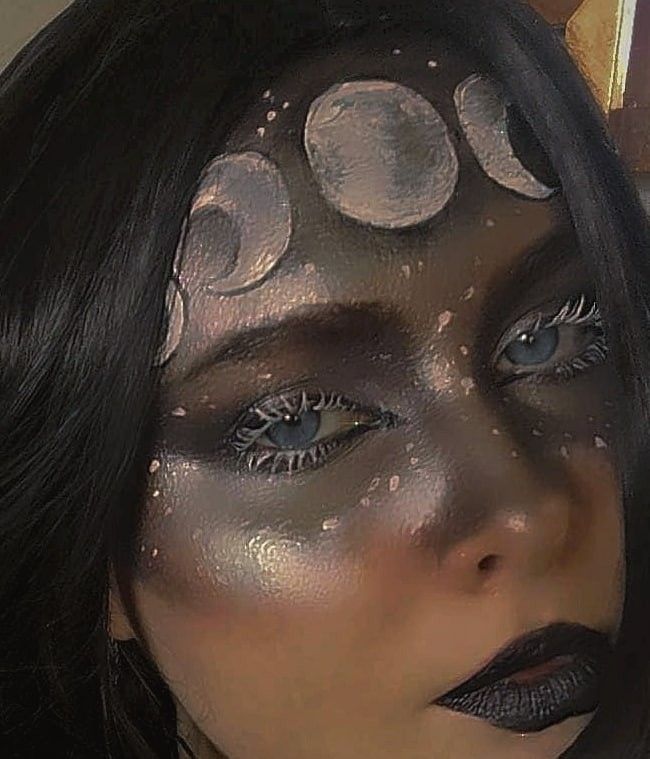 Greek Goddess Nyx Cosplay, Astronaut Halloween Makeup, Dark Moon Makeup, Nyx Halloween Costume, Moon Makeup Ideas, Blue Mushroom Makeup, Eclipse Makeup Ideas, Nyx Inspired Outfits, Nyx Costume Goddesses