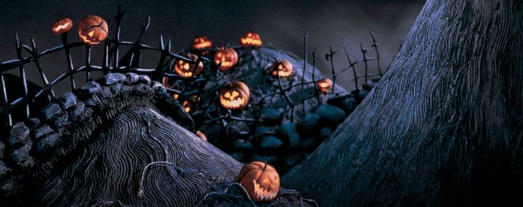 a group of pumpkins sitting on top of a tree