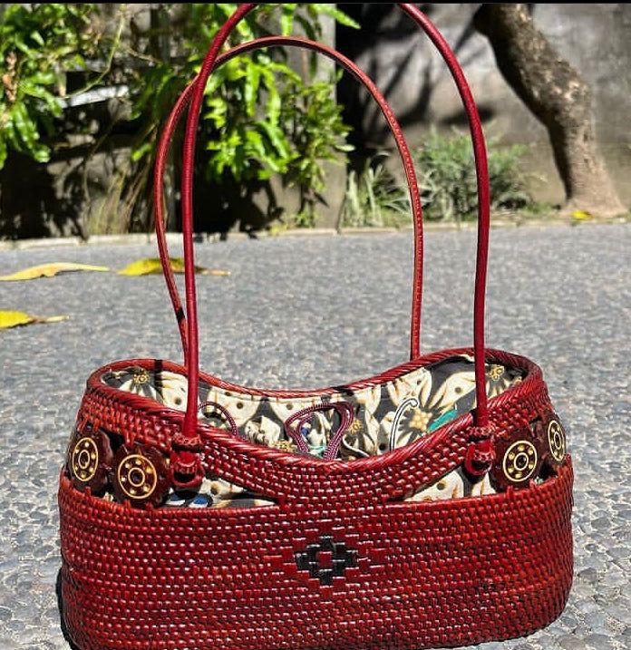 Upgrade your fashion statement with this exquisite handbag made from real rattan. The unique blend of red maroon adds a touch of elegance. These rattan bags are free shipping. The size of this rattan bag is approx 27 x 12 x 12. Beautiful custom and unique batik lining. Please Note: All of our rattan beach bags are handmade and therefore some bags may have slight variations in design, size, color and hardware/ fastenings. This is a natural occurrence in handcrafted goods. Due to handcrafted natur Rattan Bags, Rattan Handbags, Rattan Bag, Red Maroon, Beach Bags, How To Make Handbags, Formal Outfit, Vibrant Red, In Design