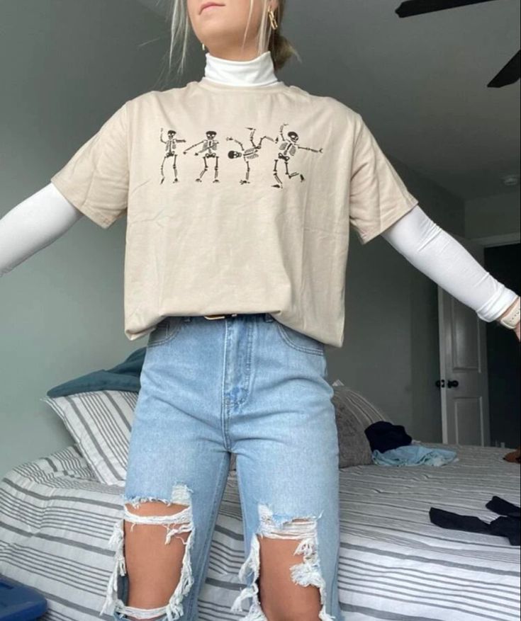 White Long Sleeve Shirt Outfit Layering, Long Sleeve Turtle Neck Outfits, Layered T Shirt Outfit, Mock Neck Outfit, Shirt Layering Outfit, White Turtleneck Outfit, Cropped Tee Outfit, Turtleneck Outfit Layering, Long Sleeve Shirt Outfit