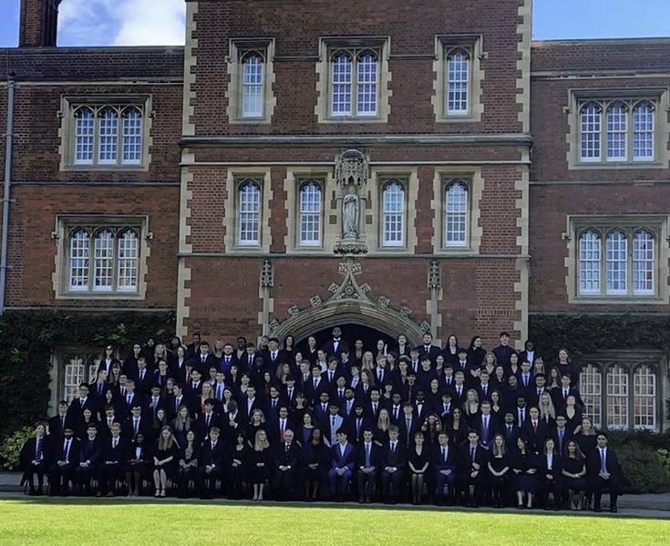 a large group of people standing in front of a building