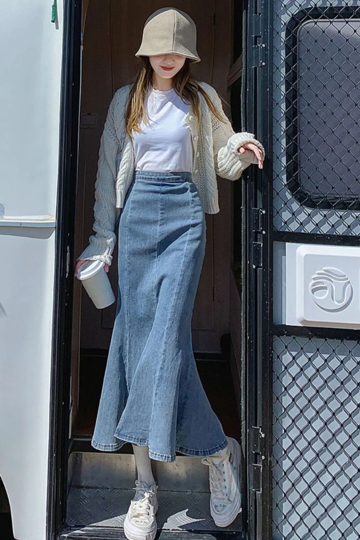 High Waist Mermaid Mid Calf Denim Skirts – Tomscloth Casual Flared Fitted Denim Skirt, Casual Full Length Light Wash Skirt, Casual Full-length Light Wash Skirt, Casual Light Wash Full Length Skirt, Jean Skirt Outfits, Stile Hijab, Long Jean Skirt, Long Skirt Outfits, Denim Skirt Outfits