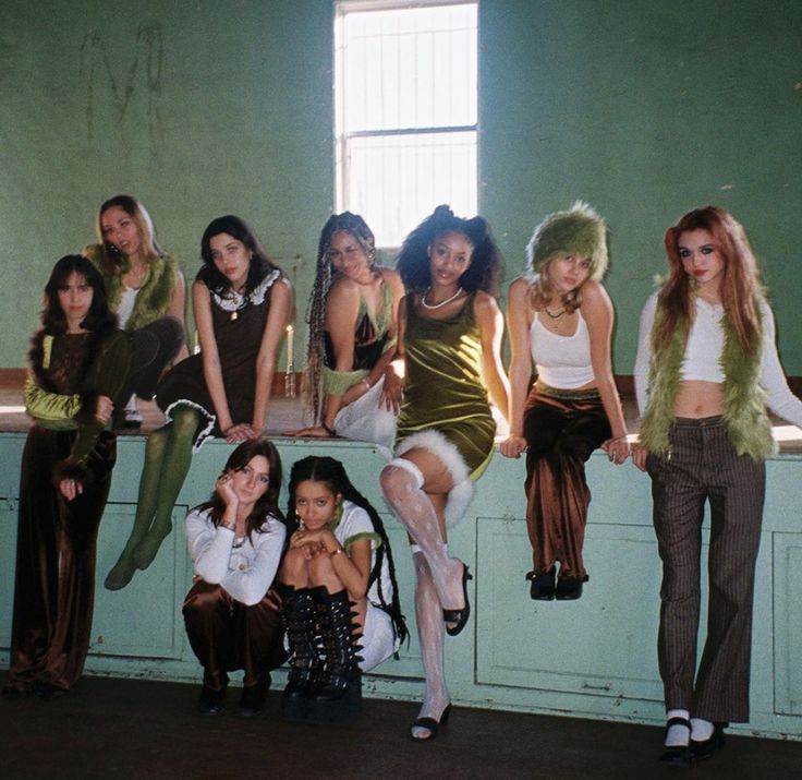 Y2k Friend Group, Diverse Friend Group Aesthetic, Venus In Leo, Friendship Photoshoot, Alt Girls, Glam Outfit, Friend Group, Bestie Goals, Aesthetic People