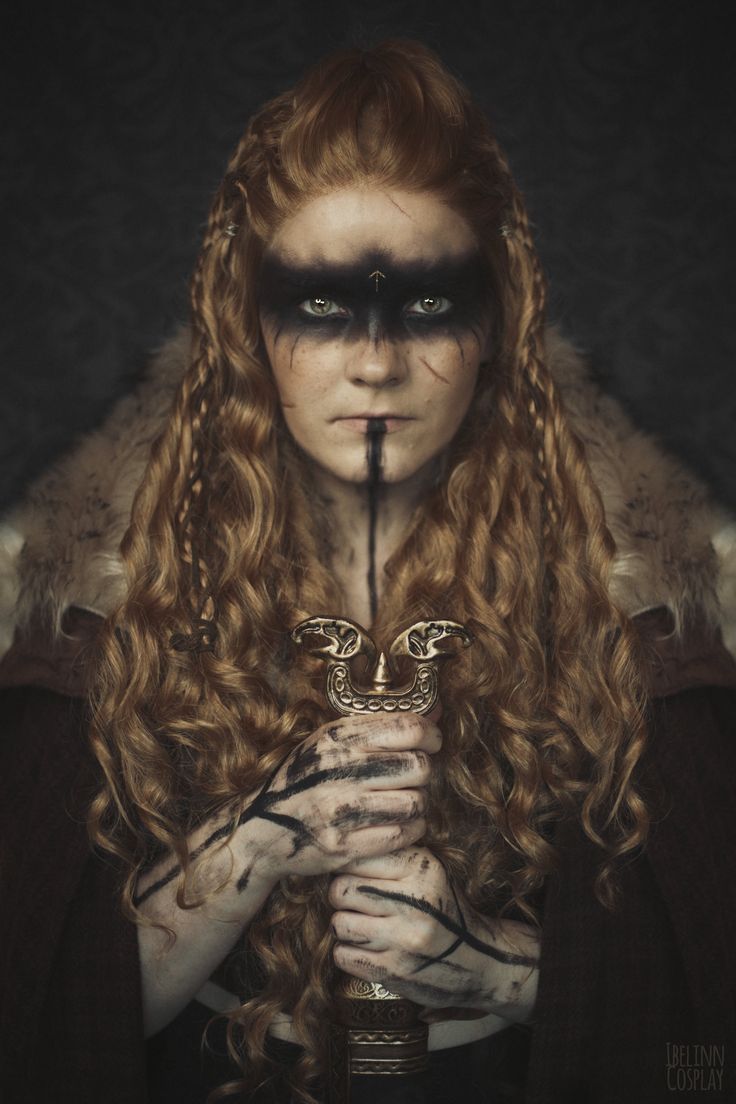 Norse viking woman cosplay idea. Viking Makeup Female, Pagan Makeup, Viking Face Paint, Warrior Makeup, Viking Halloween Costume, Viking Makeup, Vikings Halloween, Barbarian Woman, Viking Warrior Woman