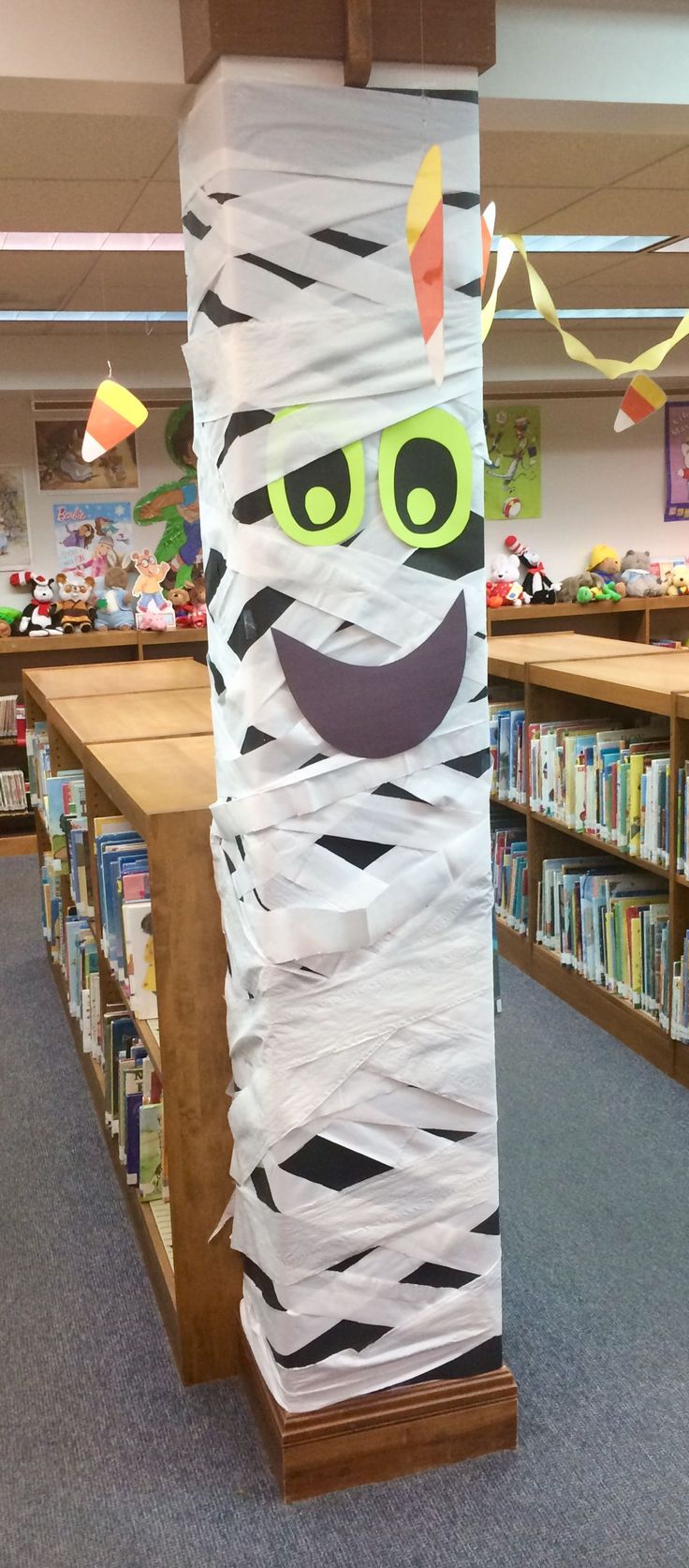 a classroom library with a decorated column in the shape of a zebra's face