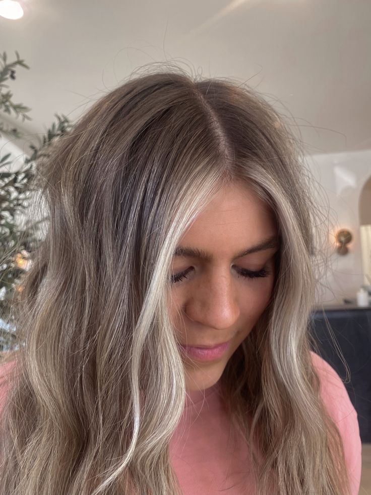 Ashy Brown Hair Money Piece, Ashy Sandy Blonde Hair, Highlights Medium Blonde Hair, Mushroom Bronde Money Piece, Ashy Roots Blonde Hair, Money Piece On Curtain Bangs, Ash Lived In Blonde, Lived In Blonde Shoulder Length, Blonde To Natural Color