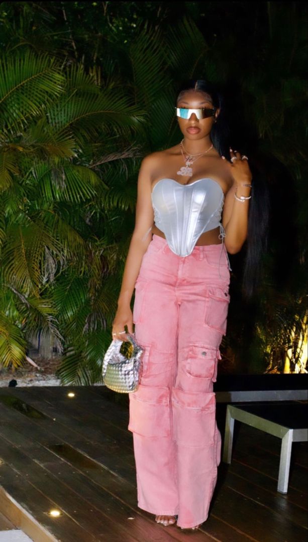 Outfit inspo, cargo pants, pink outfits, corset outfit, cargo outfits, boujee outfits, black girl outfits, black girl outfit inspo, boujeebarbiee, sweetheart corset, metsllic corset, pink and silver, going out outfits, atl fashion, metallic shades, silver jewelry,  gold chain, diamond chain Outfit With Pink Corset Top, Pink And Cargo Outfit, Pink Metallic Outfit Black Women, Pink Outfits Black Women Concert, Shades Of Pink Outfits For Black Women, Pink Satin Cargo Pants Outfit, Silver Pink Outfit, Pink Friday Concert Outfits, Shades Of Pink Party Outfits