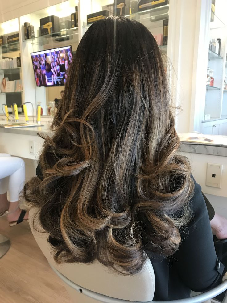 Blowout Hair Highlights, Curly Bouncy Blow Dry, 90s Big Blowout, Big Blowout Hair Curls, Graduation Hair Blowout, Thick Bouncy Curls, Bouncy Curly Blowdry, Hair Styles With Curls For Wedding, Long Hair Blowout Hairstyles Round Brush