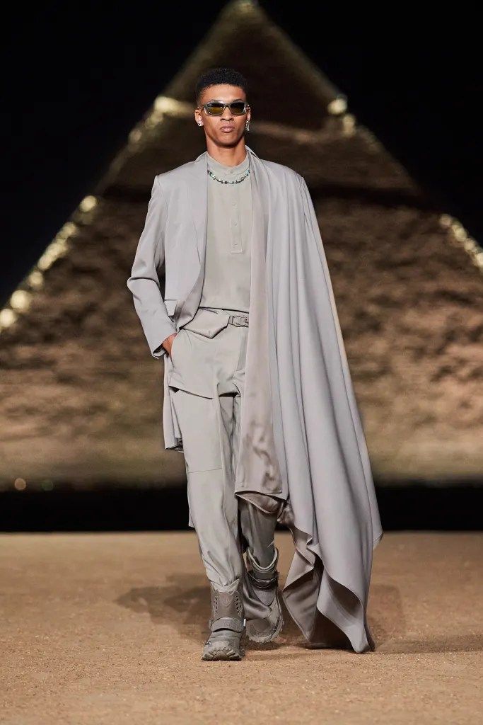 Dior Men's Pre-Fall 2023 in Giza - Fashionably Male Haute Couture Men, Male Couture, Men Fall 2023, Junk Couture, Hunger Games Outfits, Structured Fashion, Pre Fall 2023, Retro Future, Dior Men