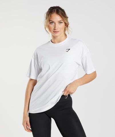 IN YOUR LOCKER Sometimes, you just need to throw on your 'fit. The Training Oversized T-Shirt is your new best friend. This oversized tee is perfect for taking you to and from the gym, or for an off-duty rest day look. Featuring an embroidered sharkhead logo and ribbed neckline in 100% breathable cotton, ensure your comfort and style are on top form. - Oversized fit- Embroidered Sharkhead Logo- Ribbed neckline- Logo to left chest- 100% cotton- Model is 5'9" and wears size XS- SKU: B1A7M-WBBM Gymshark Shirt, Neutral Baby Clothes, Rest Day, Shark Shirt, Shark T Shirt, New Best Friend, Gym Tops, Gym Shirts, T Shirt Oversized