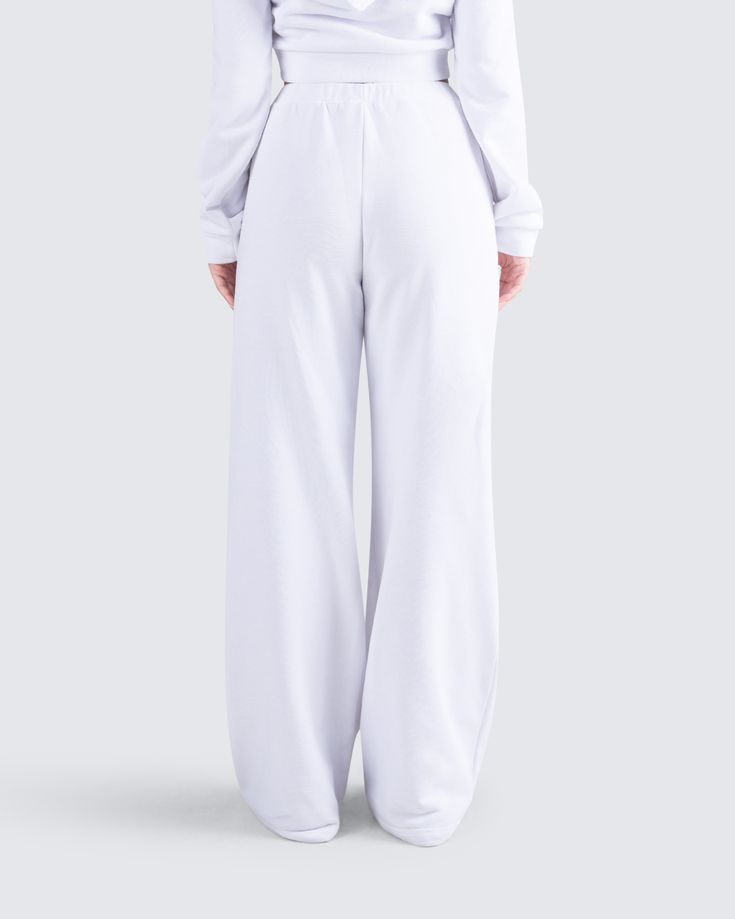 Sweatpants, hair tied, chillin' with no makeup on - that really is when you're the prettiest 😻 The perfect straight-leg white sweatpants for any vibe you're going for 🕊 Trendy Relaxed Fit Bottoms For Relaxation, White Sporty Bottoms For Everyday, Trendy Lounging Sweatpants, Relaxed White Pants With Elastic Waistband, White Relaxed Pants With Elastic Waistband, Relaxed White Cotton Sweatpants, White Cotton Lounge Pants, Basic White Everyday Bottoms, Everyday White Pants With Elastic Waistband