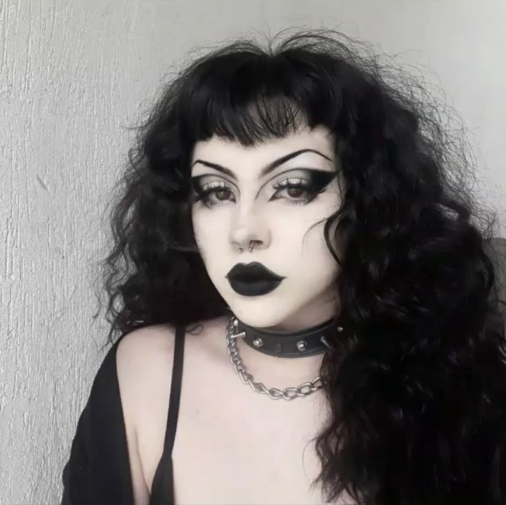 Gothic Everyday Makeup, Gothic Look Make Up, Traditional Goth Makeup 80s, Goth Trad Makeup, Blonde Trad Goth, Trad Goth Makeup Looks, Big Eyeliner Goth, Goth Makeup With Glasses, Romantic Goth Hair