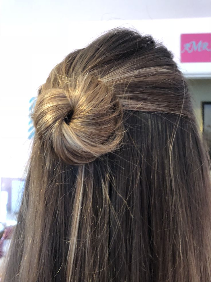 Half Up Half Down Bun Straight Hair, East Half Up Half Down Hairstyles, Hair Half Up Bun, Half Up Half Down Messy Bun, Half Up Bun Hair, Korean Long Hairstyle, Korean Hairstyle Ideas, Half Up Half Down Bun, Knotless Braids Hairstyle