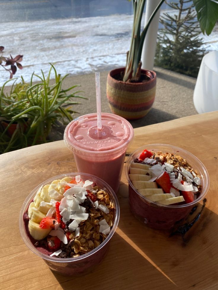 Açaí bowls by the beach Acai Bowls Recipe, Best Smoothie, Summer Smoothies, Healthy Food Motivation, Healthy Lifestyle Food, Healthy Smoothie, Food Obsession, Smoothie Bowl, Pretty Food