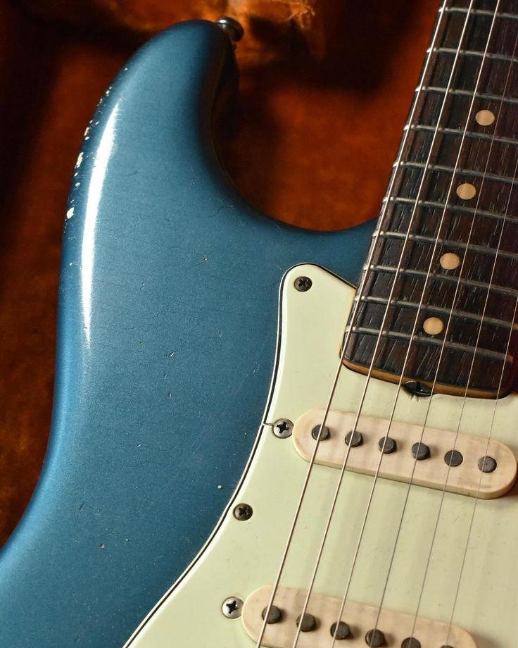 an electric guitar sitting on top of a wooden table