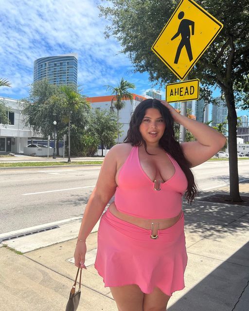 𝐉𝐎𝐀𝐍𝐍𝐀 𝐏𝐈𝐍𝐂𝐄𝐑𝐀𝐓𝐎 on Instagram: "🌸🌸" Joanna Pincerato, Plus Size Crop Top Outfit, Plus Size Baddies, Plus Size Art, Plus Size Baddie Outfits, Plus Size Pink, Save Outfits, Big Girl Fashion, Curvy Plus Size