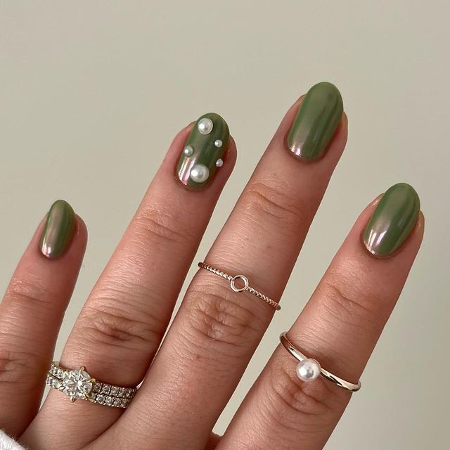 𝐓𝐢𝐚𝐧𝐚𝐢𝐥𝐬 | 𝐬𝐭𝐫𝐮𝐜𝐭𝐮𝐫𝐞𝐝 𝐠𝐞𝐥 𝐦���𝐚𝐧𝐢𝐜𝐮𝐫𝐞𝐬 on Instagram: "Pearly, chromey, olivey, mermaidy nail glam 🫒🤍🧜🏻‍♀️

How gorgeous does the chameleon chrome look over olive green 😍

.

#nails #chromenails #pearlnails #instanails #nailart #nailfashion #nailaddict #manicure #nailartaustralia #summernails #winternails #2023nails #nailsofinstagram #cutenails #mermaidnails #greenchrome" Olive Green Nails Aesthetic, Martini Green Nails, Dark Green Nails With Pearls, Olive Jelly Nails, Emerald Green Jelly Nails, Olive Glazed Nails, Pistachio Chrome Nails, Dark Green Pearl Nails, Crome Green Nails