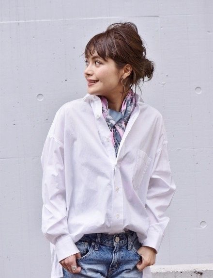 c5cc17e395d3049b03e0f1ccebb02b4d Silk Scarf Style, How To Wear A Scarf, Scarf Outfit, Scarf Shirt, How To Wear Scarves, 가을 패션, New Yorker, Scarf Styles, Shirt Outfit