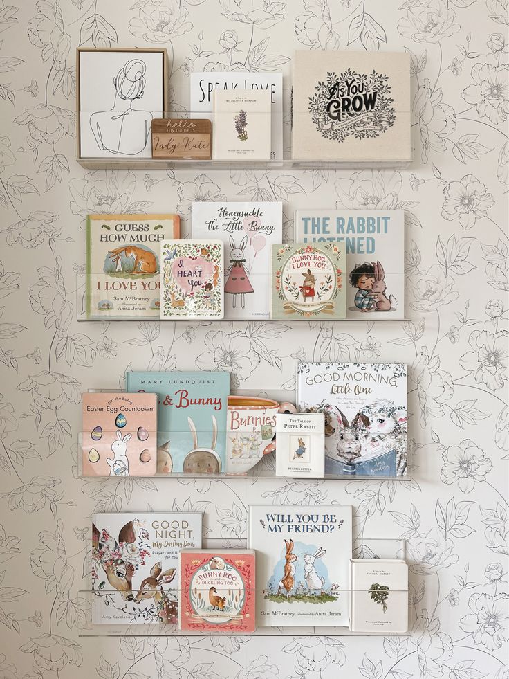 there are many books on the wall in this children's room, and it is very cute