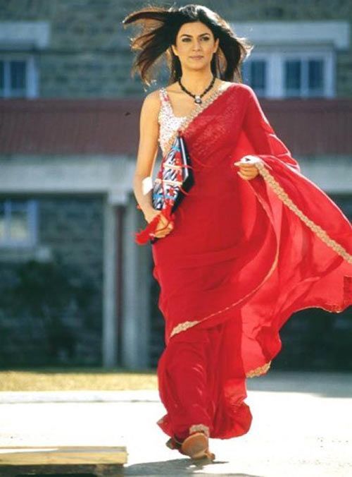 Sushmita Sen's iconic red saree from Main Hoon Na Bollywood Theme Party Dress, Bollywood Theme Party Outfit For Women, Bollywood Theme Party Outfit, Bollywood Theme Party, 90s Bollywood Fashion, ऐश्वर्या राय, Red Sari, Bollywood Theme, Sushmita Sen