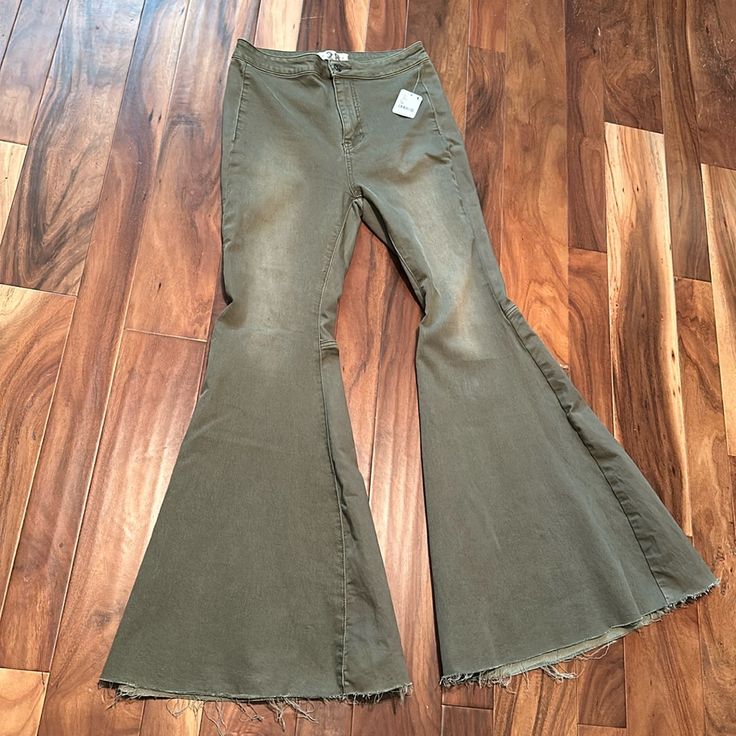 Free People Army Green Bell Bottoms. Nwt Size 28 Jeans Free People, Juicy Couture Charms, Denim Pants Women, Free People Jeans, Striped Jeans, People Shopping, Distressed Black Jeans, Zara Dresses, High Jeans