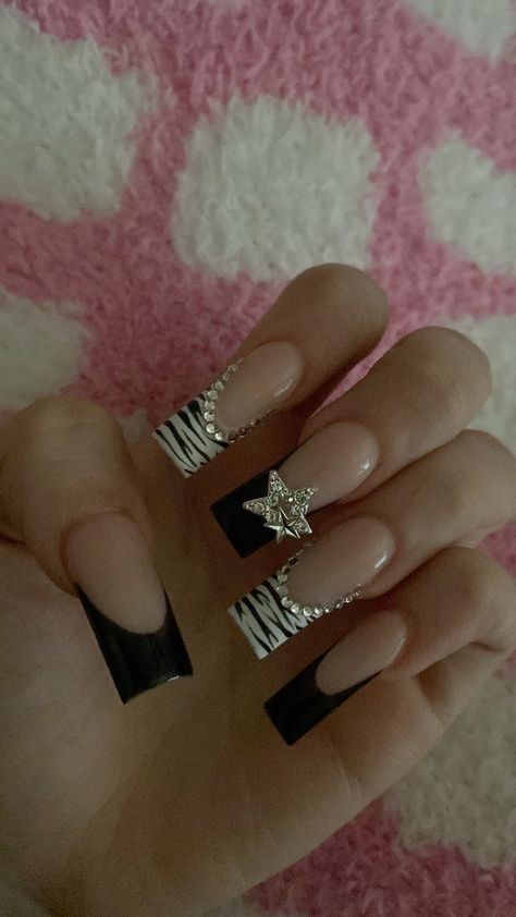 Nails Inspo White And Black, Charmed Nails Acrylic, Nail Inspo Acrylic Coffin Long, 2000s Nails Inspiration, Star Charms On Nails, Medium White Nails With Designs, Y2knails Ideas, Black White Star Nails, Long Coffin Nail Designs Ideas