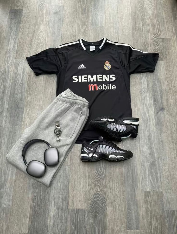 Men Streetwear Outfits, Outfit Cowok, Bloke Core, Drip Fits, Football Jersey Outfit, Hype Clothing, Retro Football Shirts, Sweatpants Outfit, Mens Trendy Outfits