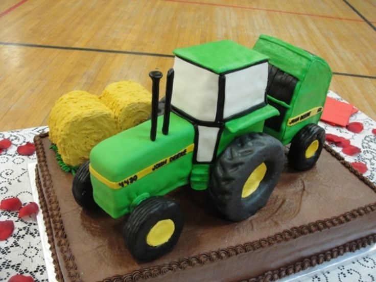 there is a cake made to look like a tractor