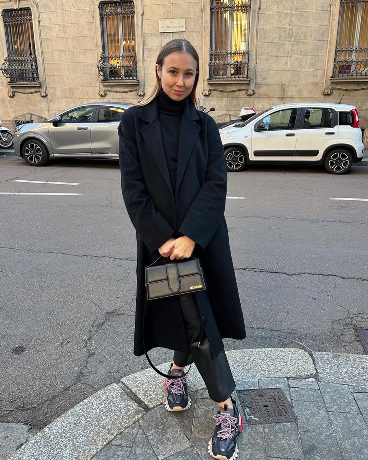 Milan street style, fashion, total black, JACQUEMUS bag Black Jacquemus Bag Outfit, Jacquemus Street Style, Jacquemus Bag Street Style, Black Jacquemus Bag, Jacquemus Black Bag, Jaquemus2020 Bag, Jacquemus Bag Outfit, Black Bag Outfit, 23 Style