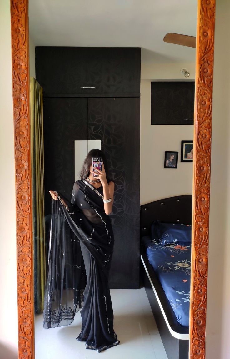 Saari Poses Mirror Selfie, Kavya + Core + Aesthetic, Mirror Selfie In Saree Asthetic, Girl In Saree Aesthetic, Saree Asethic Pic, Saree Mirror Selfie Poses, Saree Mirror Selfie, Black Saree Aesthetic, Saree Snap