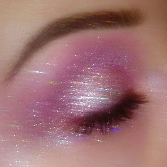 pink glitter euphoria inspired makeup look Halloween Make-up Looks, Glitter Eye Makeup, Green Makeup, Pink Sparkly, Aesthetic Eyes, Glitter Eyes, Cat Walk, Pretty Makeup, Cute Makeup