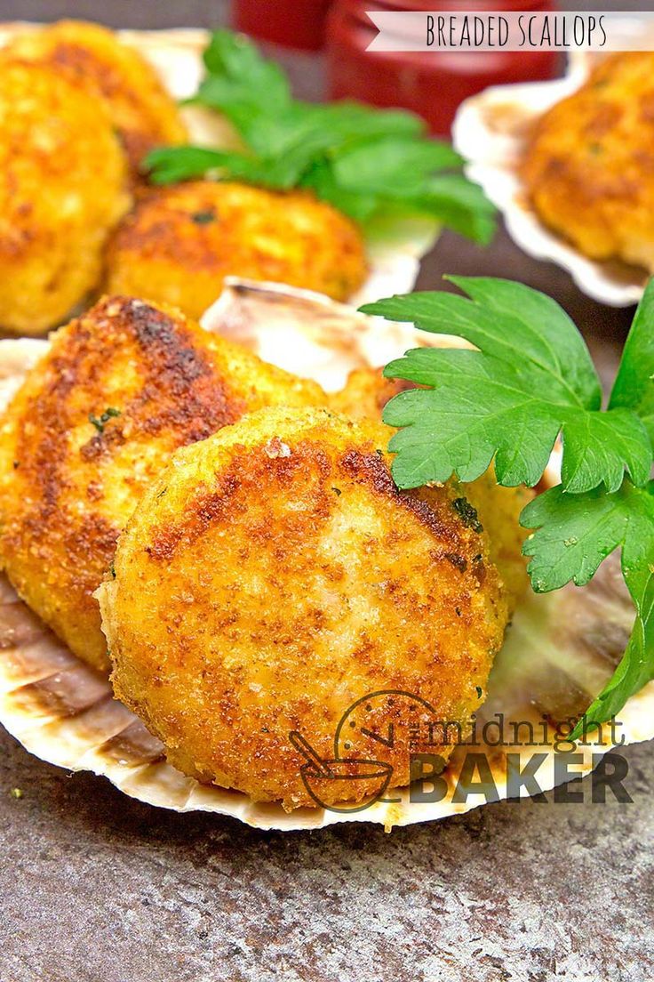 crab cakes with parsley on top are ready to be eaten