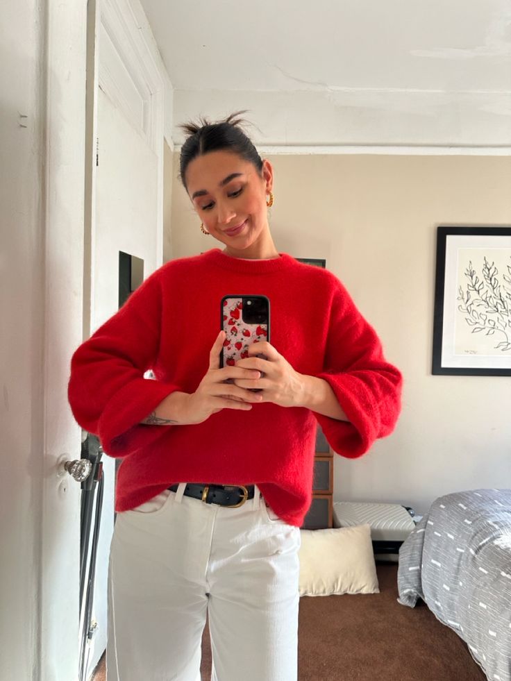 #ootd #fashion #redsweater #winteroutfit #outfits Red Sweatshirt Outfit Aesthetic, Therapist Fits, Red Sweatshirt Outfit, Red Jumper Outfit, Print Sweater Outfit, Causal Chic Outfits, 2025 Outfits, Red Sweater Outfit, Causal Chic