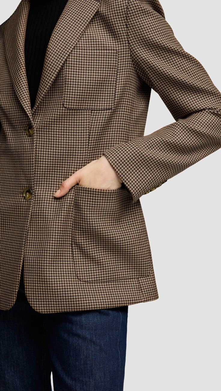 Our Weekend Blazer is made from Seasonless Wool. This quintessential outerwear piece features multiple pockets both at the exterior and interior, in addition to a classic fit and a two-button closure. Brown Sport Coat With Concealed Placket For Office, Luxury Blazer With Patch Pockets For Office, Luxury Office Blazer With Patch Pockets, Brown Blazer With Patch Pockets For Office, Brown Office Blazer With Patch Pockets, Luxury Business Casual Sport Coat With Pockets, Classic Wool Outerwear With Patch Pockets, Timeless Sport Coat With Lapel Collar And Pockets, Timeless Sport Coat With Lapel Collar