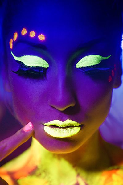 Belly Dance Makeup, Neon Face Paint, Uv Makeup, Party Make-up, Blacklight Party, Neon Makeup, Dance Makeup, Dark Makeup, Neon Party