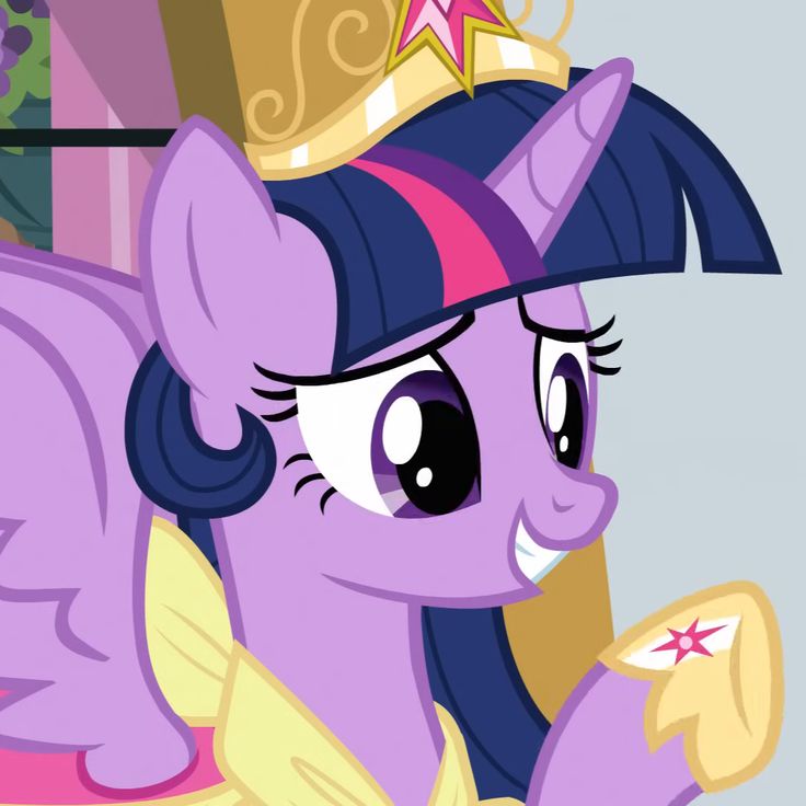 the pinkie pony is wearing a tiara