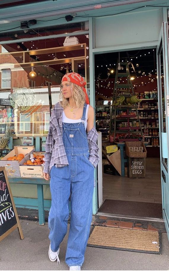 90s Fashion Dungarees, Friends Overalls Outfit, 2000s Fashion Overalls, Overalls And Sweatshirt, Baggy Denim Overalls Outfit, Overalls 80s Outfit, 90 Overalls Outfit, Overalls Pants Outfit, Overalls With Button Up Shirt