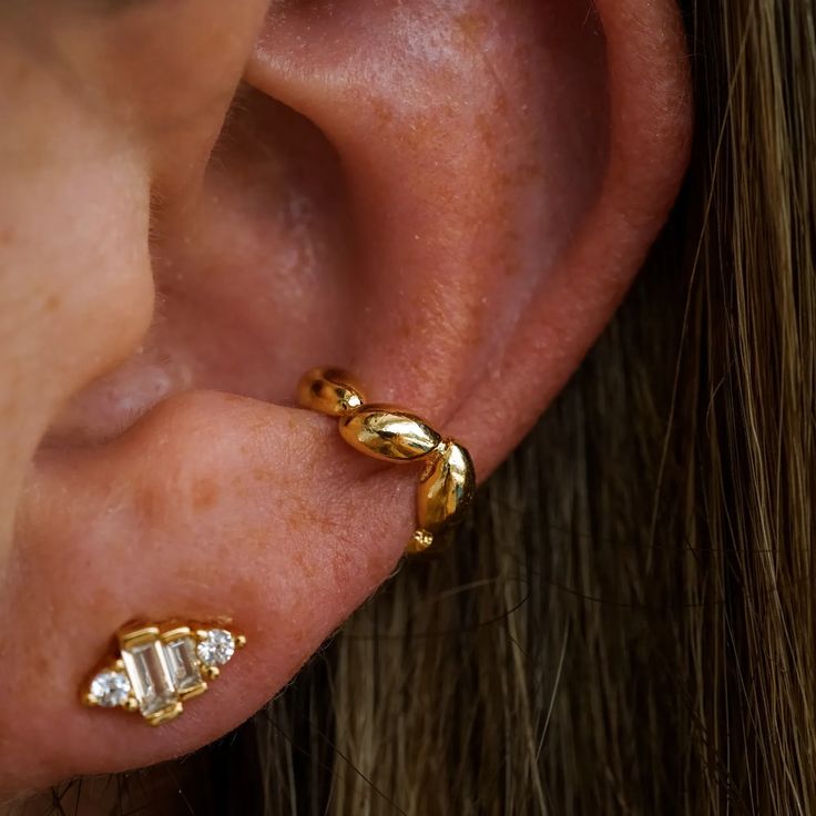 Introducing the stunning Ruth Ear Cuff, a true masterpiece in gold. Its intricate design showcases a blend of elegance and uniqueness, making it a captivating addition to any style. Ears Pirsing, Ear Cuff Gold, Earring Stack, Ear Cuff Jewelry, Ear Design, Gold Ear Cuff, Jewelry Essentials, Gold Cuffs, Pretty Earrings