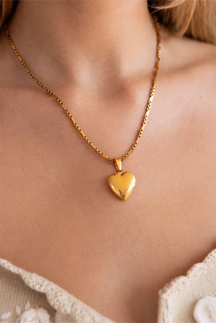 Fall in love with this functioning heart shaped locket. Heart Shaped Locket, Vintage Gold Necklace, Silver Locket Necklace, Gold Locket Necklace, Open Heart Necklace, Jewelry Heart, Heart Locket Necklace, Heart Necklace Diamond, Heart Shaped Necklace