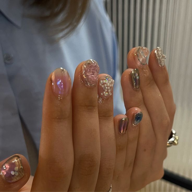 Clear Short Nails With Design, Short Nail Korean, Transparent Nails Glitter, 90 Chanel, Old Money Wallpaper, Adriana Lima Fashion, Korea Nail Art, Lizzie Grant, Americana Summer